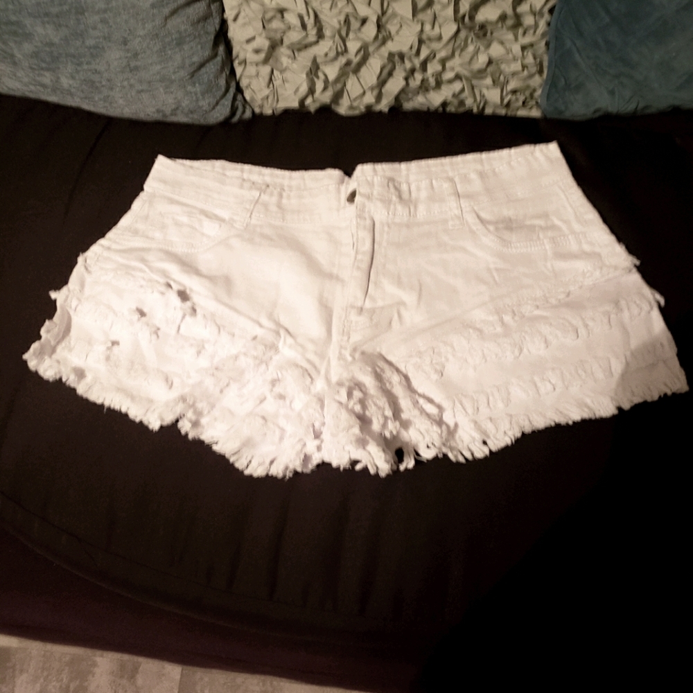Too 😍  cute ruffles white shorts brand new in pac new inventory coming xmas